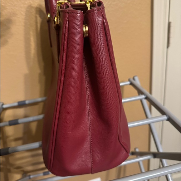 Prada Saffiano Galleria Double Zip Tote. Barely used. Like new Condition. - Picture 4 of 16
